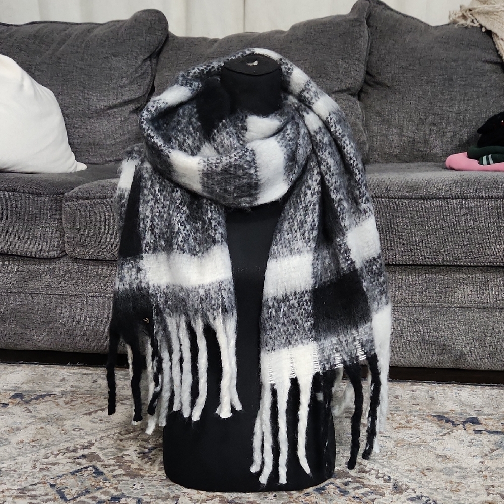 Madden Nyc Cozy warm Blanket   Black and Gray Plaid Scarf